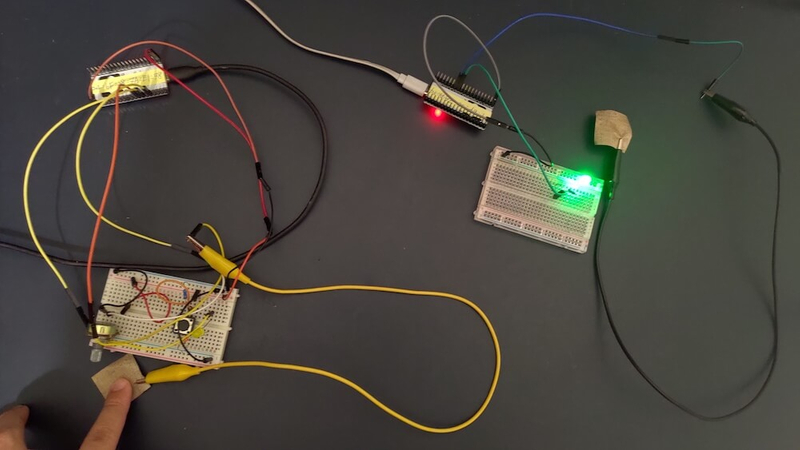ESP32_two_way_touch_1_web.jpg ESP32_two_way_touch_1_web.jpg