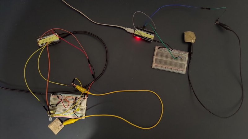 ESP32_two_way_touch_2_web.jpg ESP32_two_way_touch_2_web.jpg