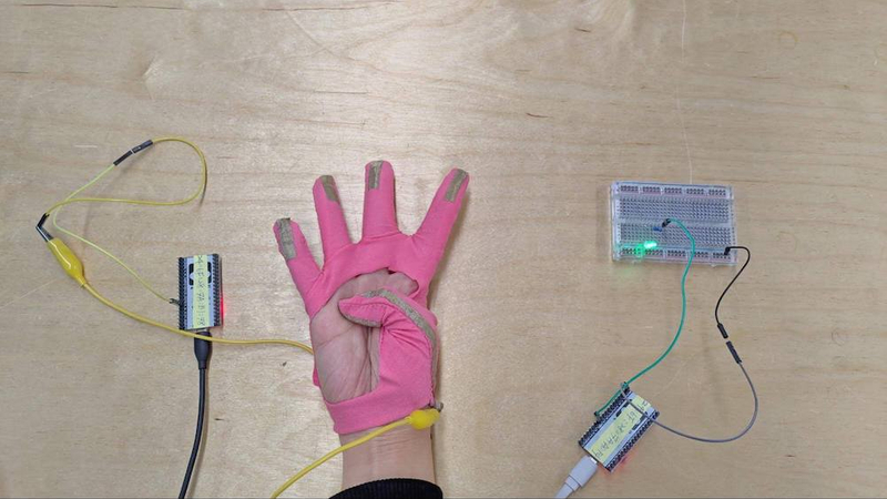 Inner_Voice_ESP32_glove_test_2_web.jpg Inner_Voice_ESP32_glove_test_2_web.jpg