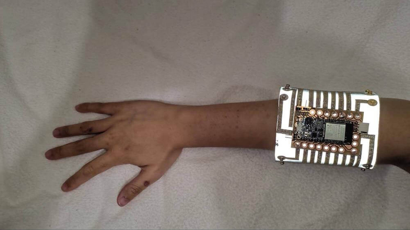 Inner_Voice_ESP32_sender_bracelet_1_web.jpg Inner_Voice_ESP32_sender_bracelet_1_web.jpg